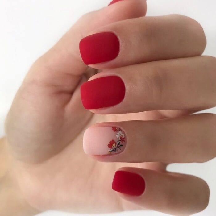 Красный маникюр на короткие ногти 2022 — идеи дизайна #8
