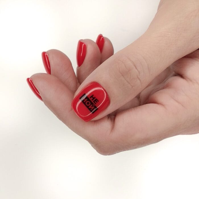 Красный маникюр на короткие ногти 2022 — идеи дизайна #20