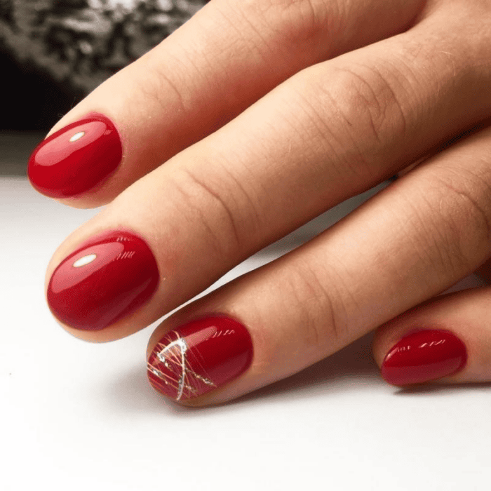 Красный маникюр на короткие ногти 2022 — идеи дизайна #4