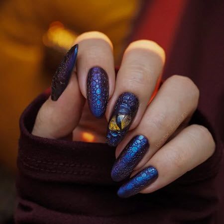 Темный маникюр 2021: новинки модного дизайна ногтей. Более 100 фото #40