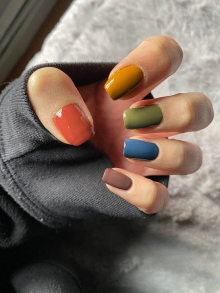Разноцветный дизайн ногтей: фото новинки и тренды 2021-2022 #53