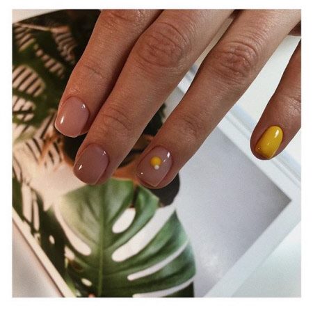 Желтый маникюр 2023: фото трендовых новинок дизайна на короткие и длинные ногти #68
