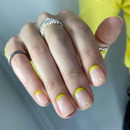 Желтый маникюр 2023: фото трендовых новинок дизайна на короткие и длинные ногти #89
