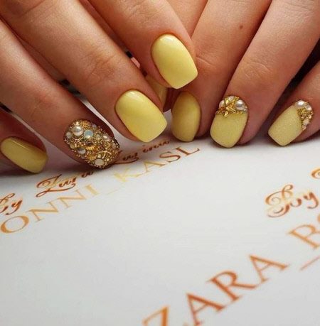 Желтый маникюр 2023: фото трендовых новинок дизайна на короткие и длинные ногти #12