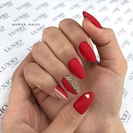 Красный дизайн ногтей 2021-2022: фото модного и стильного маникюра #30
