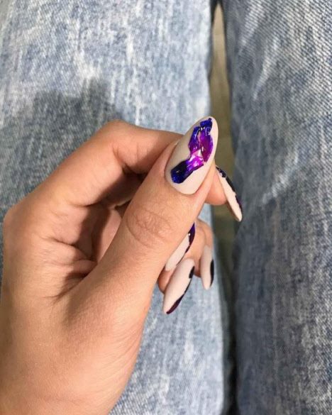 Новинка маникюра 2019-2020: техника слезы единорога или жидкий метал на ногтях. Фото модных и красивых сочетаний на короткие и длинные ногти #11