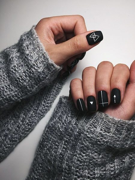 Черный маникюр 2021: актуальные фото новинки модного дизайна ногтей #11