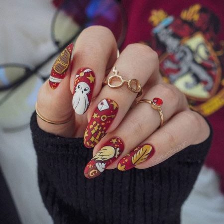 Фото новогоднего дизайна ногтей 2022 на короткие и длинные ногти #11