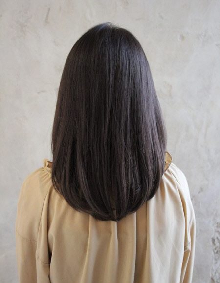 Фото модных женских стрижек на средние волосы 2023 #42