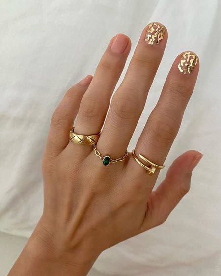 Маникюр с золотом 2021-2022: модные фото новинки дизайна ногтей #41