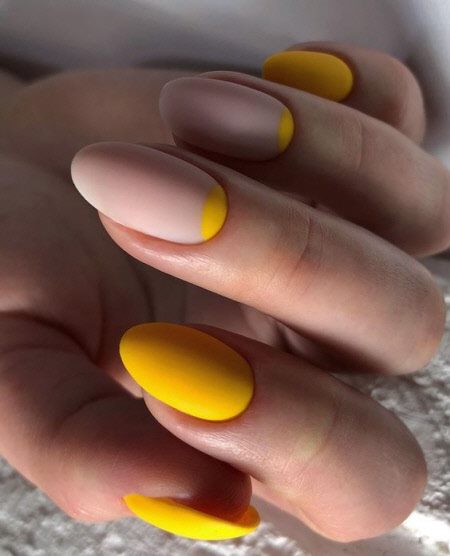 Желтый маникюр 2023: фото трендовых новинок дизайна на короткие и длинные ногти #88