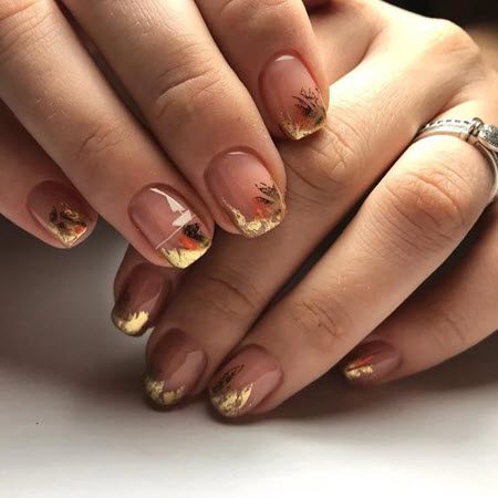 Маникюр с золотом 2021-2022: модные фото новинки дизайна ногтей #12