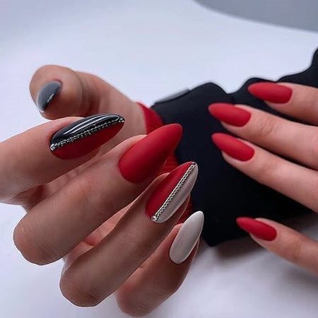 Красный дизайн ногтей 2021-2022: фото модного и стильного маникюра #85