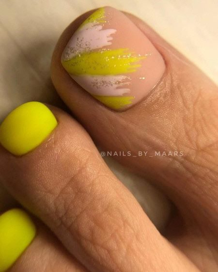 Желтый маникюр 2023: фото трендовых новинок дизайна на короткие и длинные ногти #40