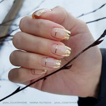 Маникюр с золотом 2021-2022: модные фото новинки дизайна ногтей #13