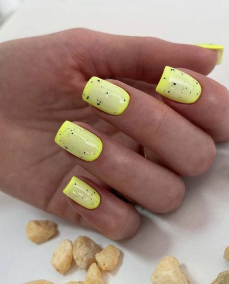 Желтый маникюр 2023: фото трендовых новинок дизайна на короткие и длинные ногти #98