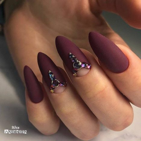 Темный маникюр 2020: фото новинки красивого дизайна ногтей на короткие и длинные ногти #21