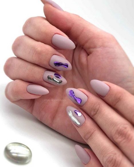 Новинка маникюра 2019-2020: техника слезы единорога или жидкий метал на ногтях. Фото модных и красивых сочетаний на короткие и длинные ногти #53
