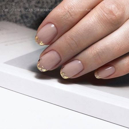 Маникюр с золотом 2021-2022: модные фото новинки дизайна ногтей #14