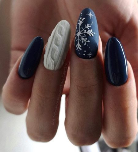 Фото новогоднего дизайна ногтей 2022 на короткие и длинные ногти #47