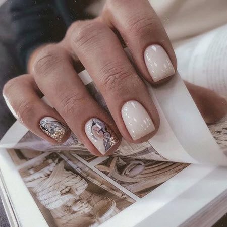 Маникюр с золотом 2021-2022: модные фото новинки дизайна ногтей #47