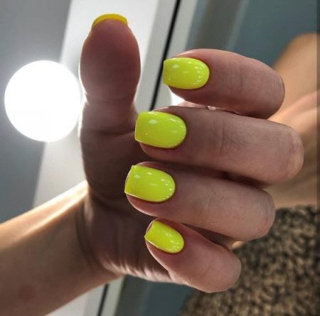 Желтый маникюр 2023: фото трендовых новинок дизайна на короткие и длинные ногти #35
