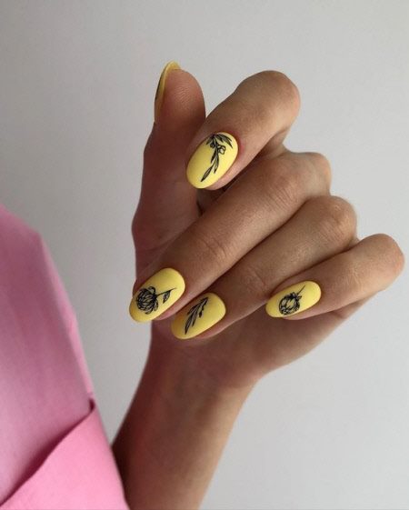 Желтый маникюр 2023: фото трендовых новинок дизайна на короткие и длинные ногти #29