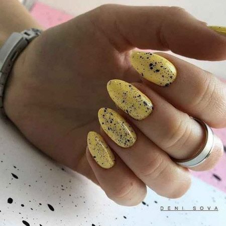 Желтый маникюр 2023: фото трендовых новинок дизайна на короткие и длинные ногти #97
