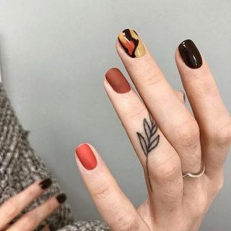 Темный маникюр 2020: фото новинки красивого дизайна ногтей на короткие и длинные ногти #62