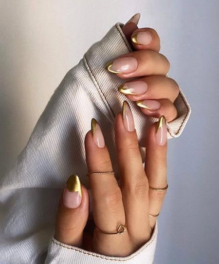 Маникюр с золотом 2021-2022: модные фото новинки дизайна ногтей #10