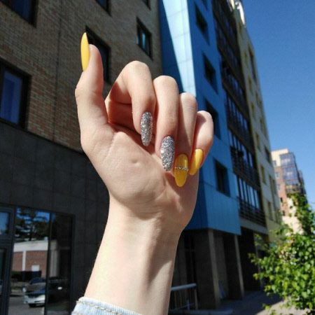 Желтый маникюр 2023: фото трендовых новинок дизайна на короткие и длинные ногти #8