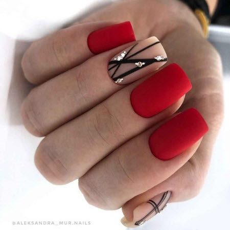 Красный дизайн ногтей 2021-2022: фото модного и стильного маникюра #106