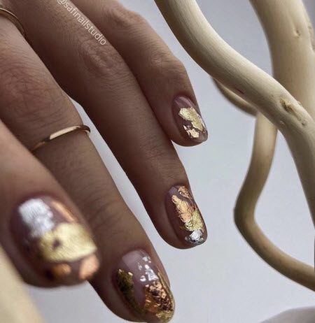Маникюр с золотом 2021-2022: модные фото новинки дизайна ногтей #53