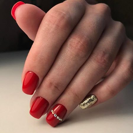 Красный дизайн ногтей 2021-2022: фото модного и стильного маникюра #25