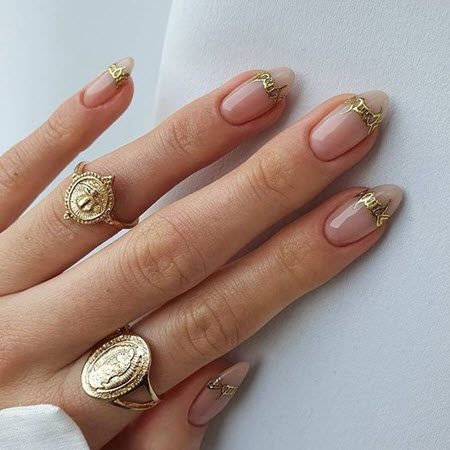 Маникюр с золотом 2021-2022: модные фото новинки дизайна ногтей #63