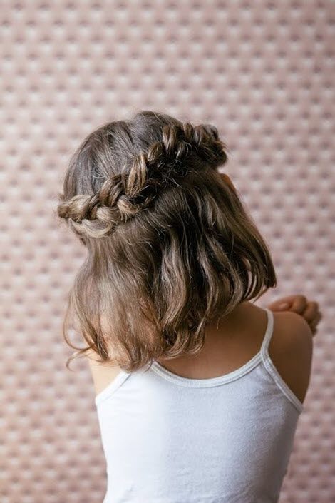 Прически для девочек на праздник 2020-2021. Праздничные прически на короткие, средние и длинные волосы #15