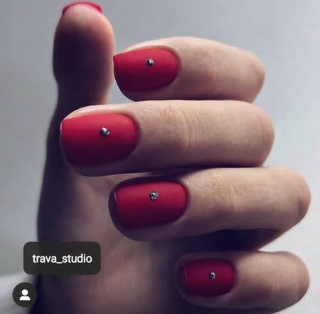 Красный дизайн ногтей 2021-2022: фото модного и стильного маникюра #84
