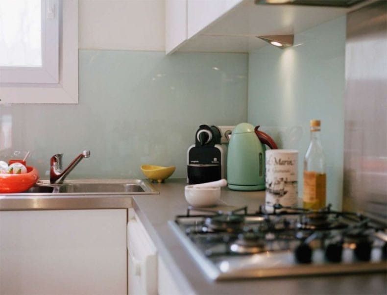 Интерьер маленькой кухни — 100 фото идей оформления дизайна на маленькой кухне #42