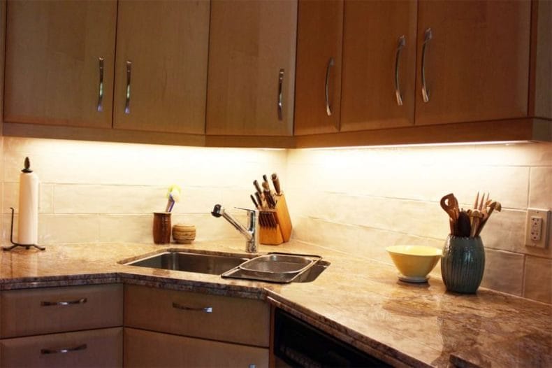 Угловые кухни — 100 фото интерьера кухни в современном стиле #107