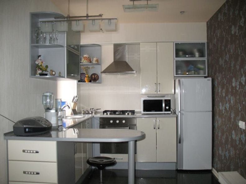 Угловые кухни — 100 фото интерьера кухни в современном стиле #43