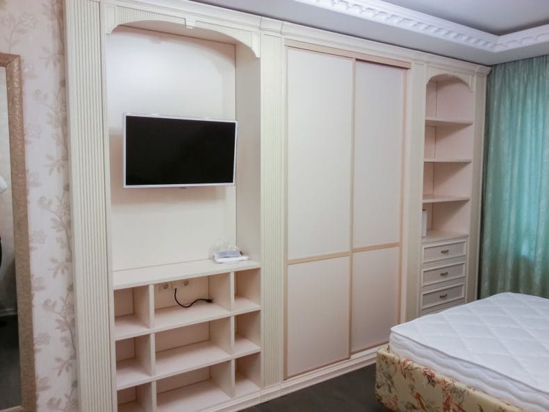 Шкаф в спальню — 100 фото идей лучших моделей в интерьере #115