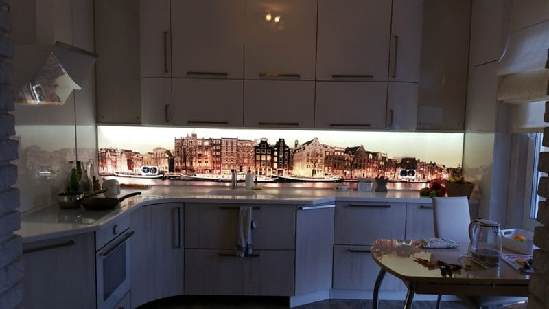 Скинали из стекла — 100 фото идей красивого оформления фартука на кухне #80