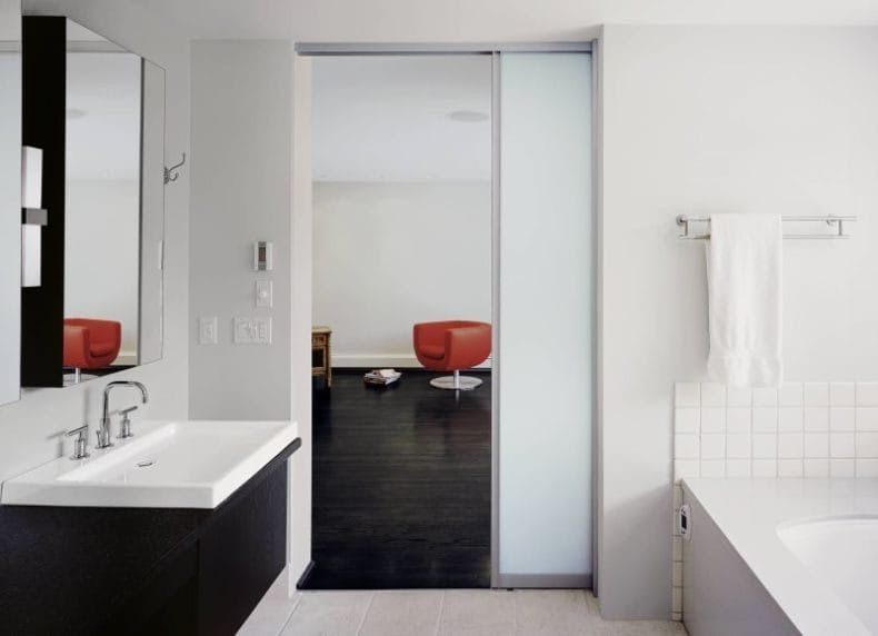 Двери для ванной — фото обзор, виды, характеристики, идеи правильно сочетания в интерьере #21