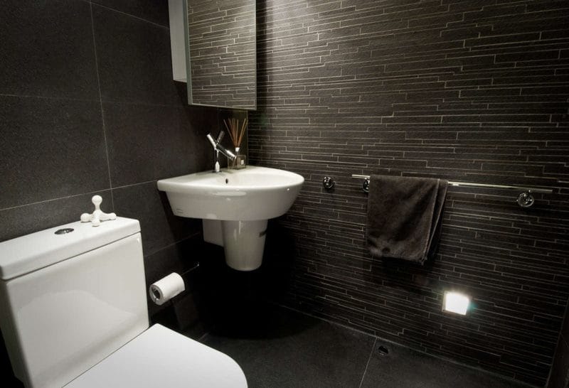 Черная ванная — фото как оформить стильный дизайн темного цвета для ванной комнтаы #16