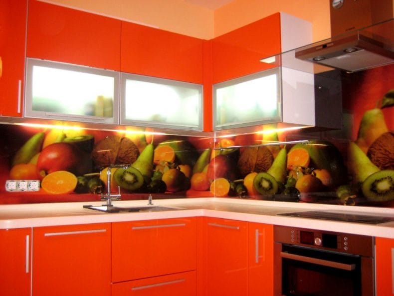 Скинали из стекла — 100 фото идей красивого оформления фартука на кухне #31