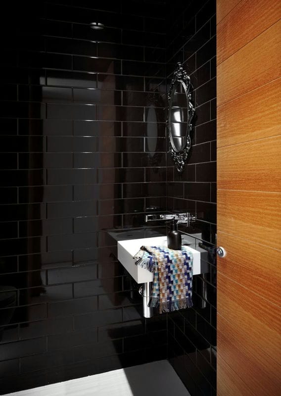 Черная ванная — фото как оформить стильный дизайн темного цвета для ванной комнтаы #44