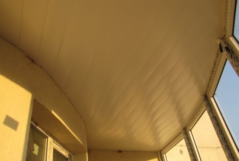 Потолок на балконе — фото лучших идей красиво оформленного потолка #20