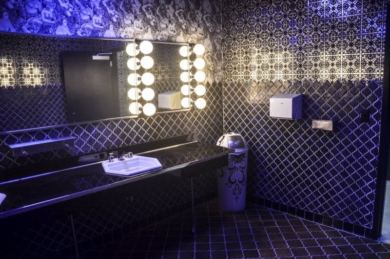 Черная ванная — фото как оформить стильный дизайн темного цвета для ванной комнтаы #31