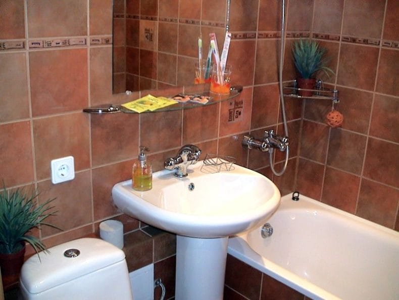 Ванная комната в хрущевке — фото лучших идей грамотного оформления интерьера ванной #33