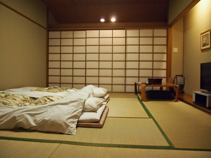 Спальня в японском стиле — фото лучших идей для оформления комфортной атмосферы релакса в спальне #26